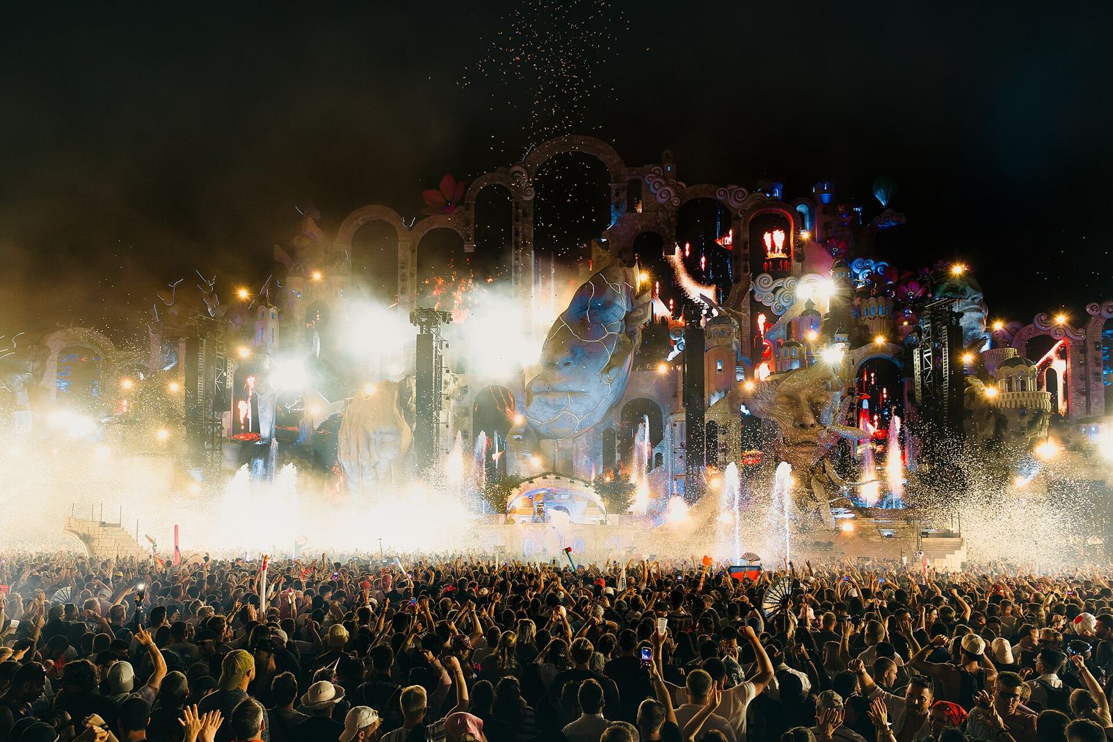 Crowd at the Tomorrowland mainstage